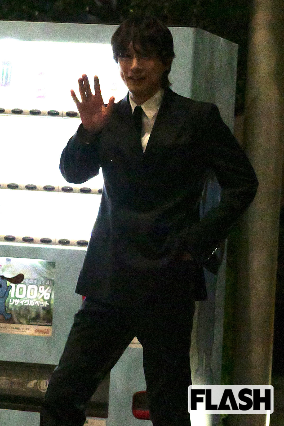 出待ちをするファンに笑顔で手をふる坂口健太郎