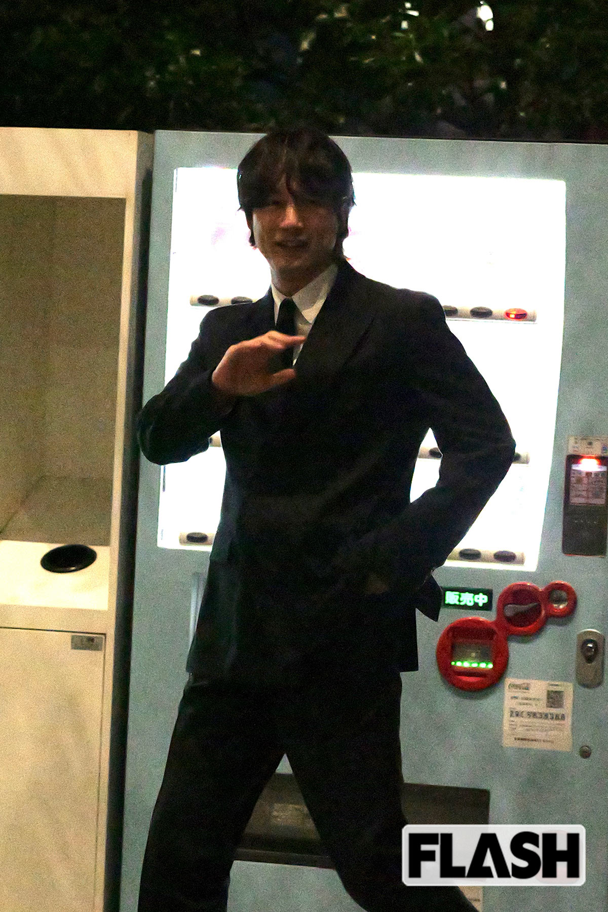 スタイリッシュなスーツ姿で登場した坂口健太郎