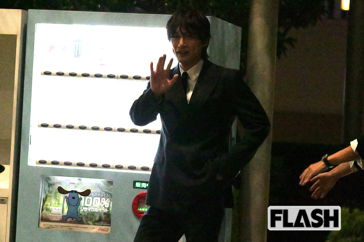 坂口健太郎　夫婦喧嘩報道後のニッコリ笑顔をキャッチ！追っかけ女性ファンは健在