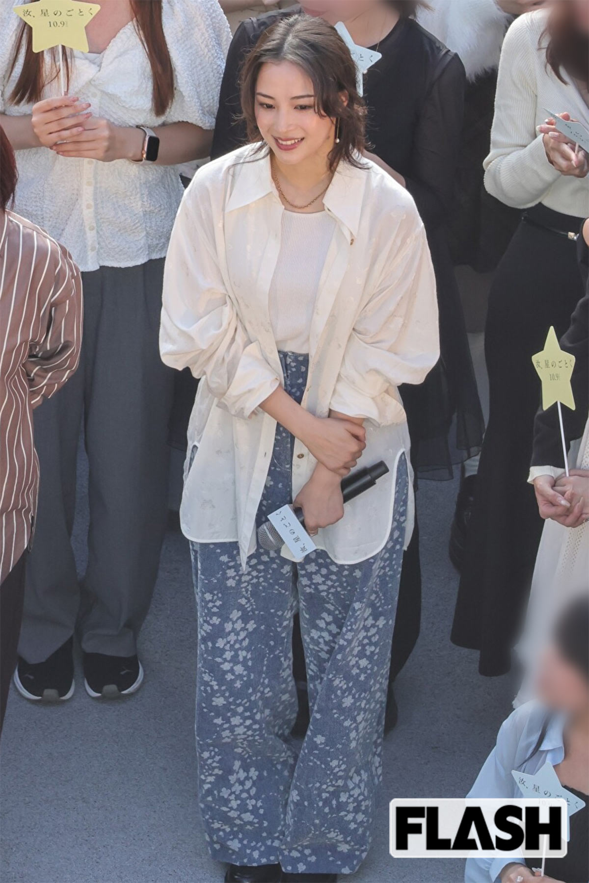 映画『汝、星のごとく』のイベントに出演した広瀬すず。爽やかな白シャツコーデで登場した