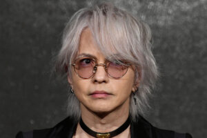 ラルク新曲『総天然色』のジャケットが大波紋…車やロゴの“崩壊”にファン困惑