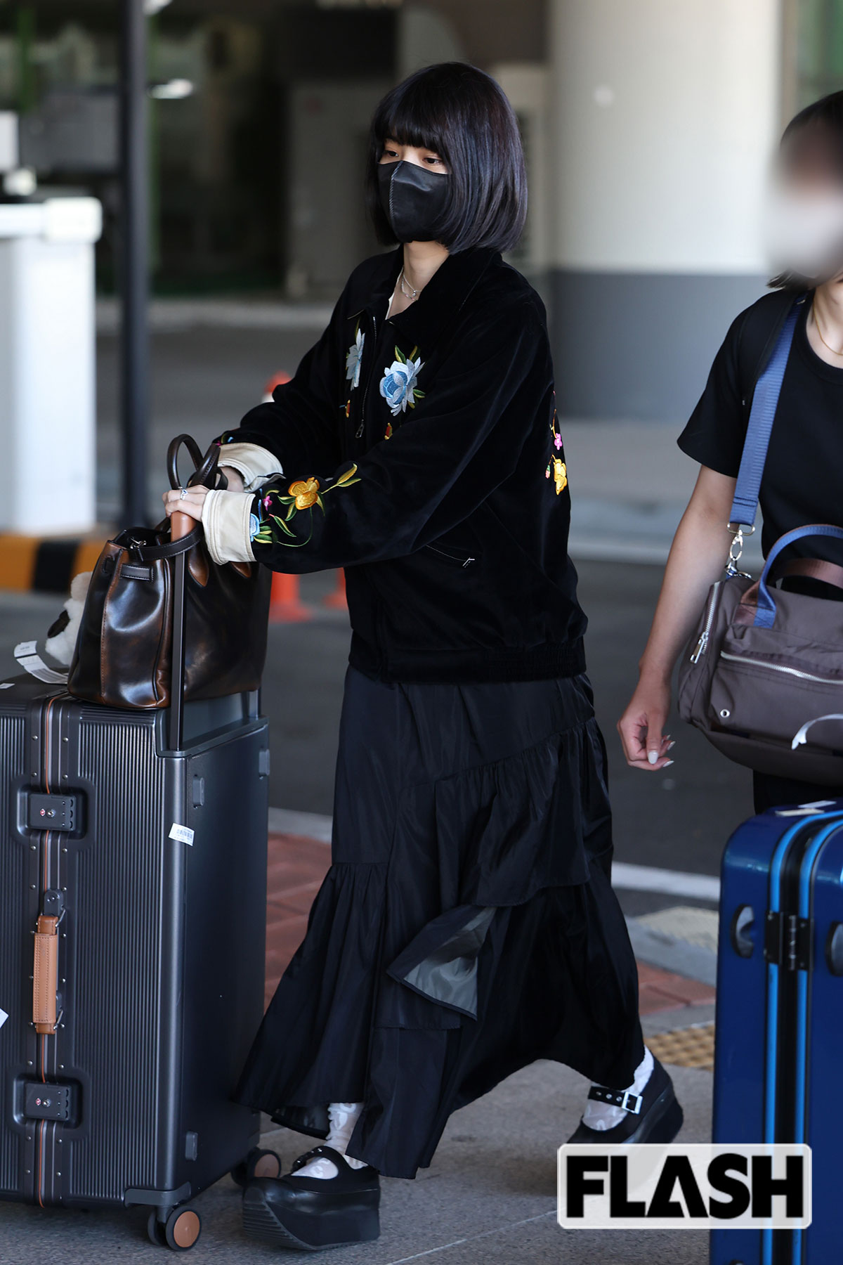 黒いマスクで登場した蒔田彩珠