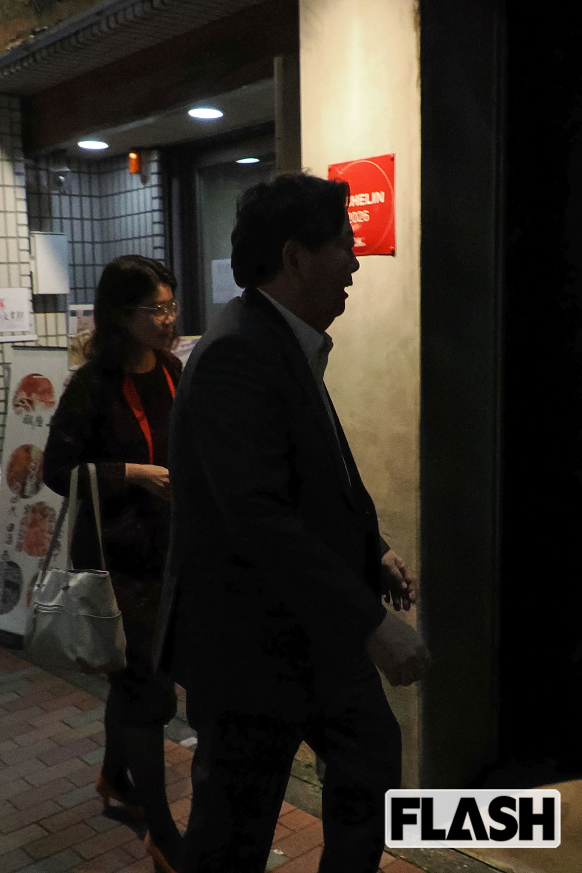 10月7日、都内レストランに入店する国光あやの衆院議員と林芳正氏（写真・保坂駱駝）