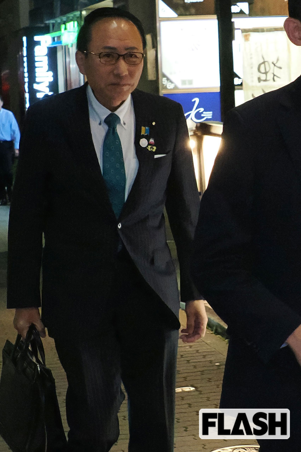 10月7日、林芳正氏らとの会食をおこなう都内レストランに入店する葉梨康弘衆院議員（写真・保坂駱駝）