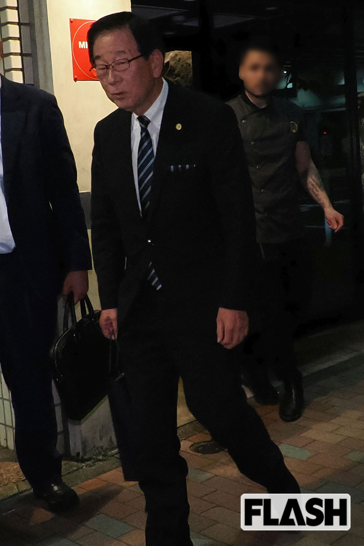 10月7日、林芳正氏らとの会食を終えて都内レストランから出てくる田所嘉徳衆院議員（写真・保坂駱駝）
