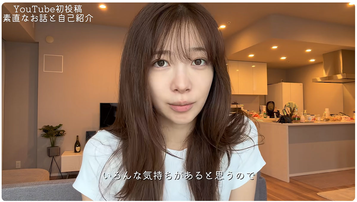 今森茉耶のYouTubeより。過去に4カ月だけラウンジで勤務したと明かしたが、豪華な部屋に違和感がよせられた