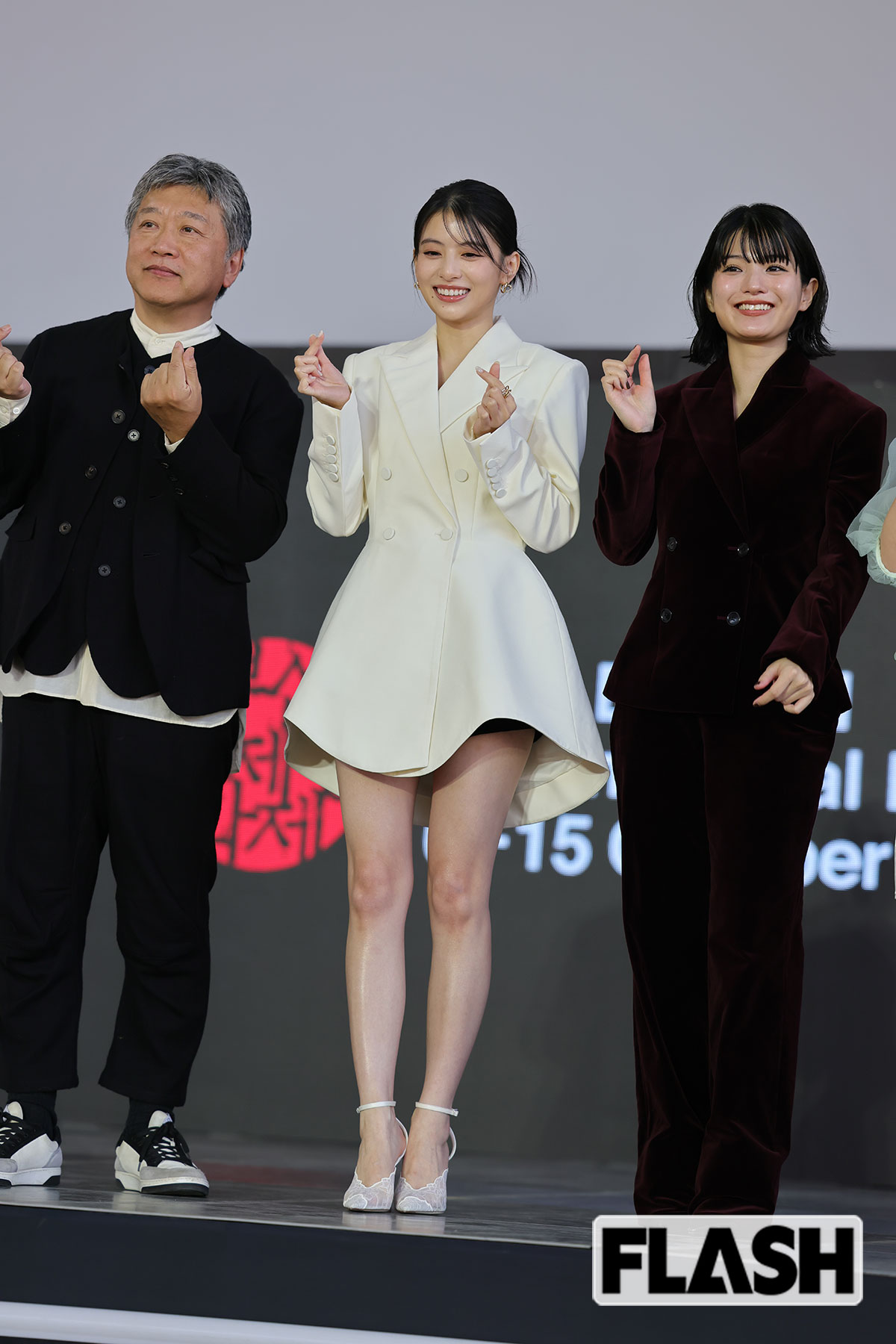 出口夏希、釜山で“インナーパンツ見せ”のミニ丈ドレス姿をキャッチ!攻めの美貌に大反響