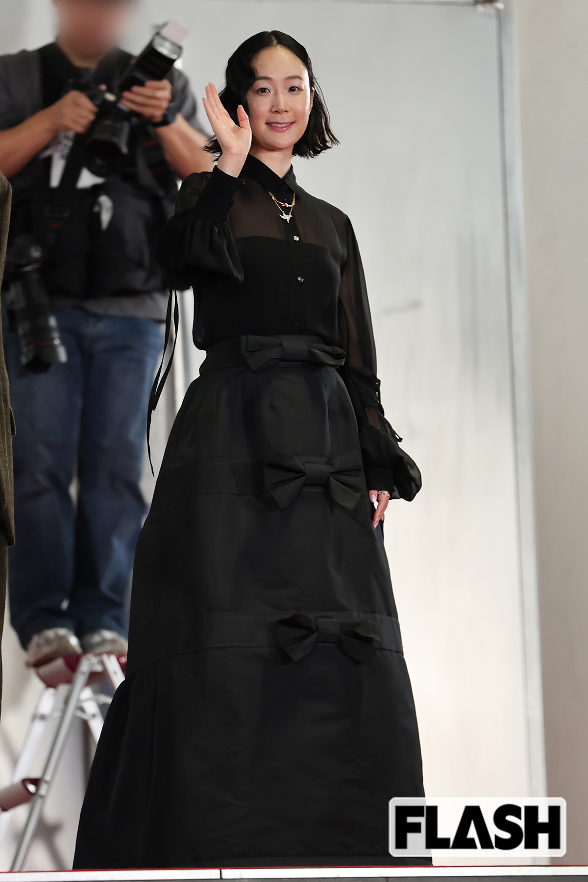 黒木華、釜山映画祭で見せた華やかドレス姿…独立後も絶えぬ仕事のオファー、ファンのサインに応じ続けた“神対応”