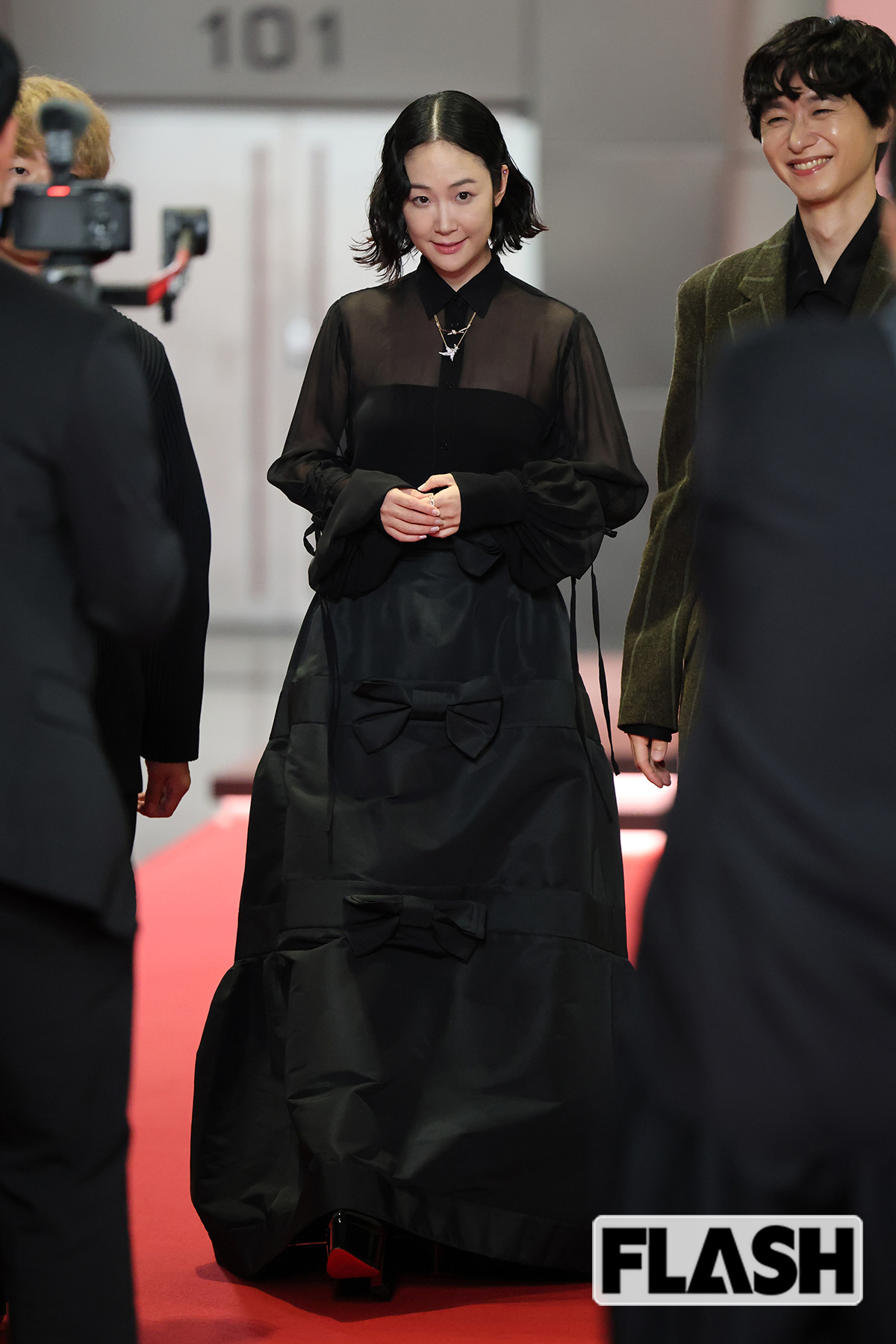 大きなリボンがあしらわれたスタイリッシュなドレスを着こなす黒木華