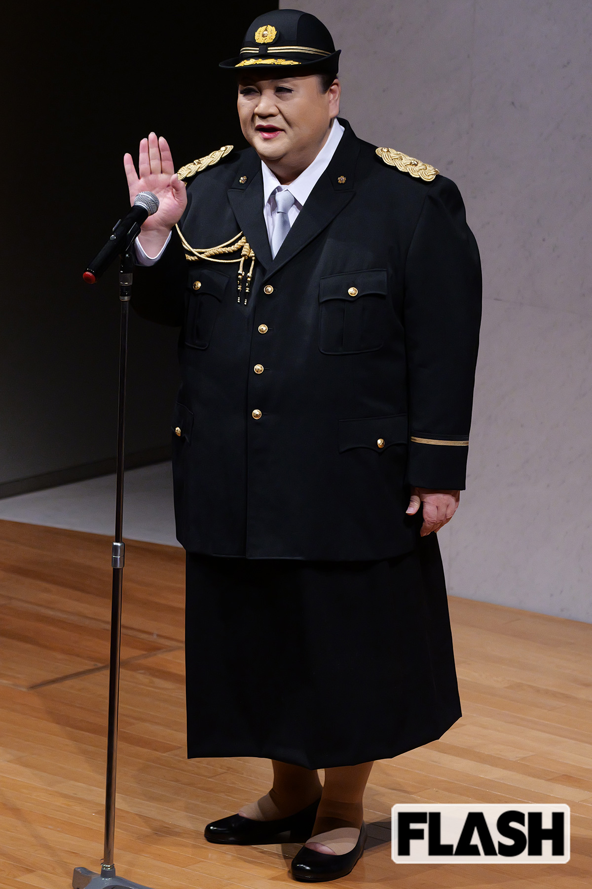 多くの署員の前で語るマツコ