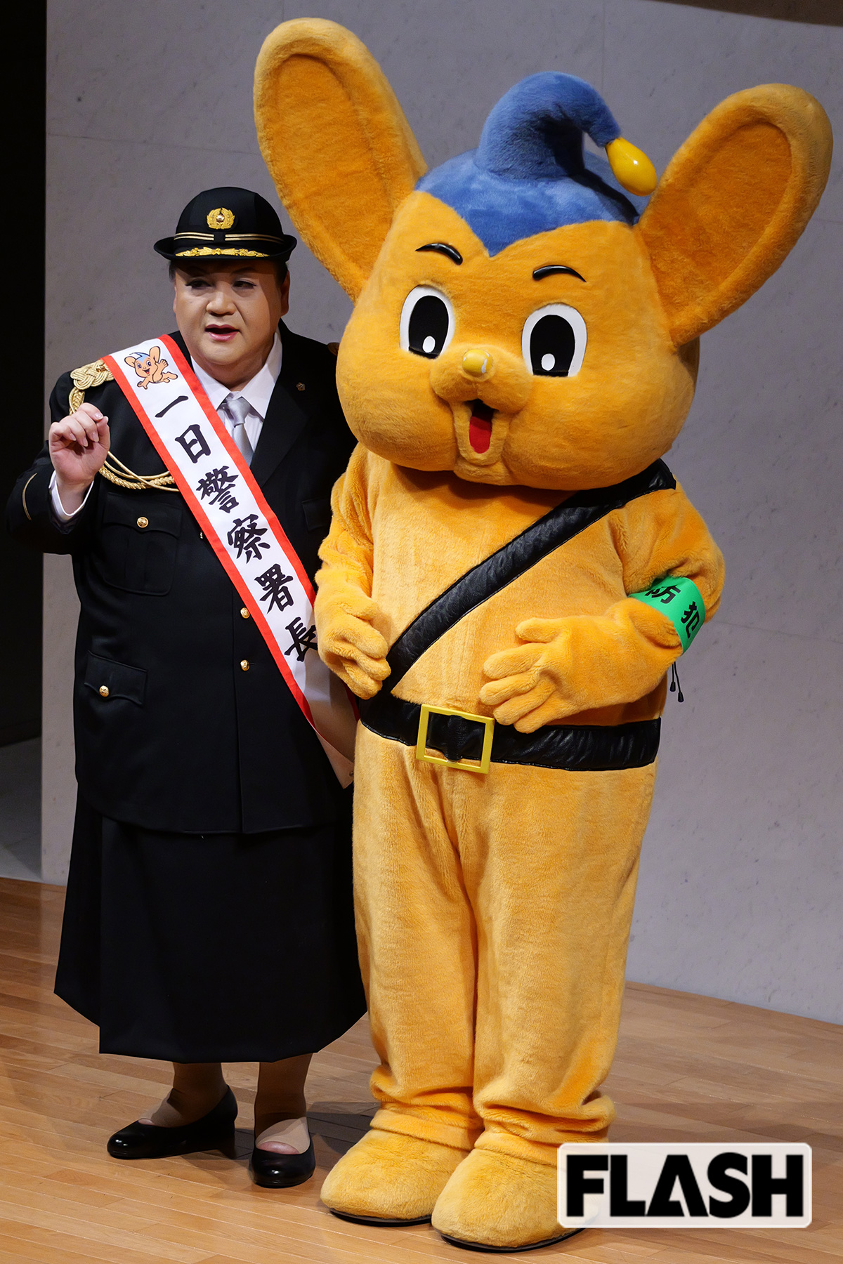 警視庁のマスコットキャラクター・ピーポくんとツーショットを撮影するマツコ