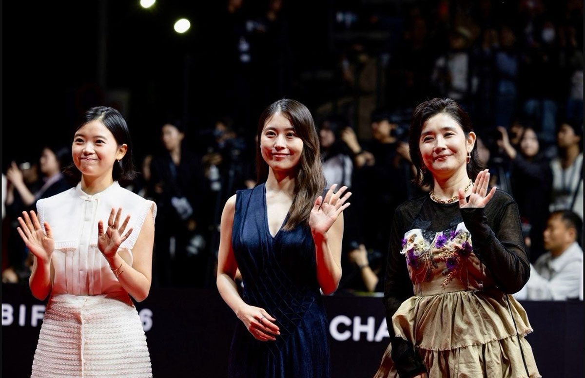ドレス姿で釜山国際映画祭に登壇した有村架純（中央）。ほっそりした様子にファンから心配の声が出ている