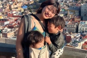 母子旅YouTuber、3歳と5歳の子を連れイラクへ「今日も平和」投稿に物議「外務省あてにならない」アフガン渡航で炎上も