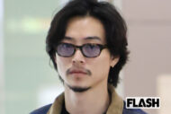 山崎賢人、釜山で見せた“イメージ一変”ワイルドヒゲ姿“約45万円”愛用バッグ片手に映画舞台あいさつへ