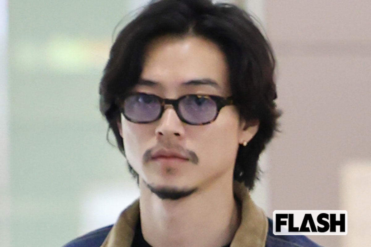 山崎賢人、釜山で見せた“イメージ一変”ワイルドヒゲ姿“約45万円”愛用バ…