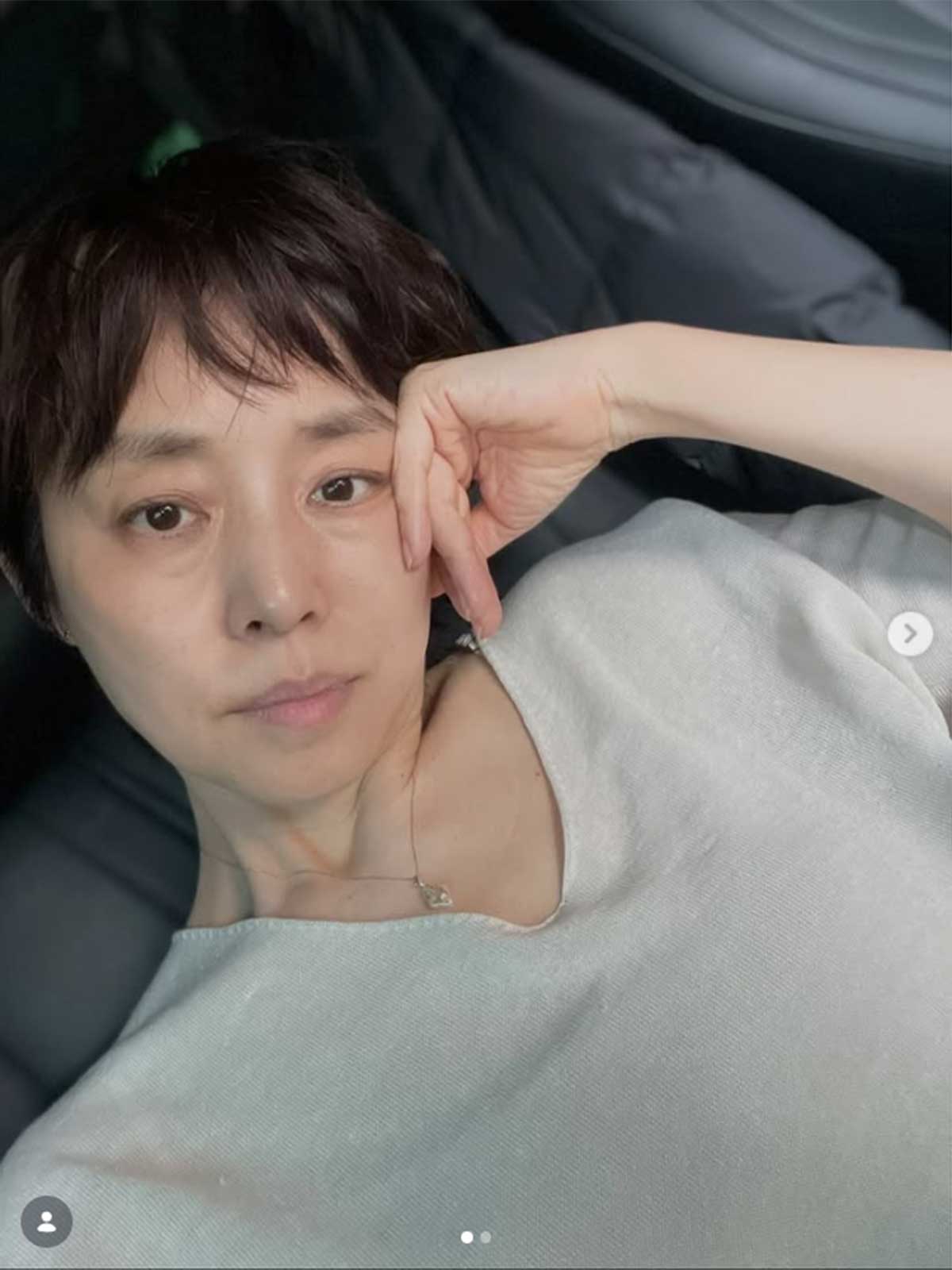 石田ゆり子のInstagramより。すっぴん風の姿を披露した石田には「ナチュラル美人」などの声が寄せられた