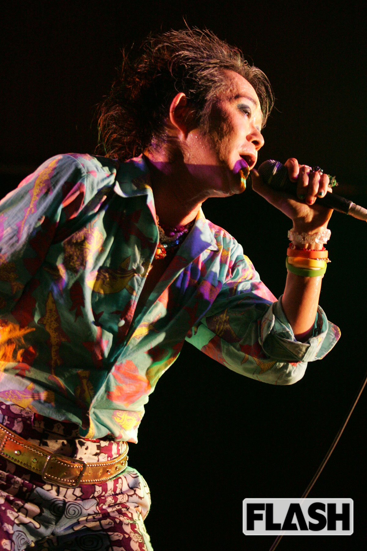 2005年11月、早稲田大学の学園祭ライブで超満員の聴衆を前に熱唱する清志郎さん（写真・野澤亘伸）