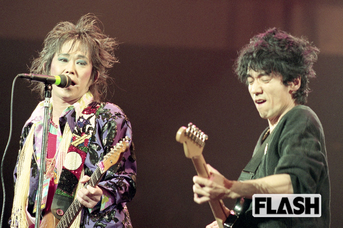 日本武道館での30周年記念ライブで仲井戸麗市と息の合った演奏を披露する清志郎さん（写真・野澤亘伸）
