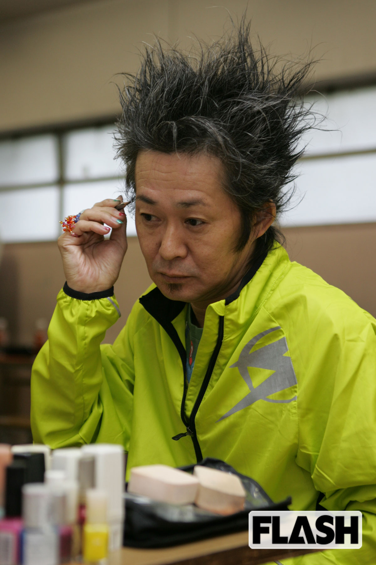 2005年11月、早稲田大学の学園祭ライブの控室で、自らメイクする清志郎さん（写真・田村智栄）