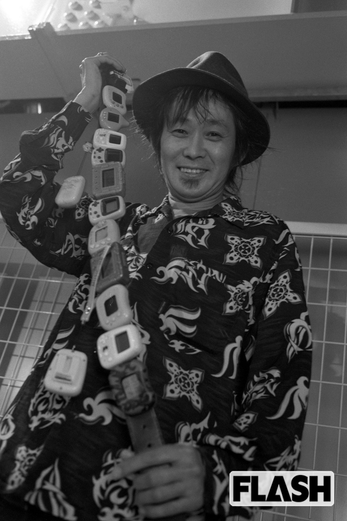 1998年。サイクリングの際、ベルトにいくつもつけていた歩数計を外して見せてくれた清志郎さん（写真・野澤亘伸）