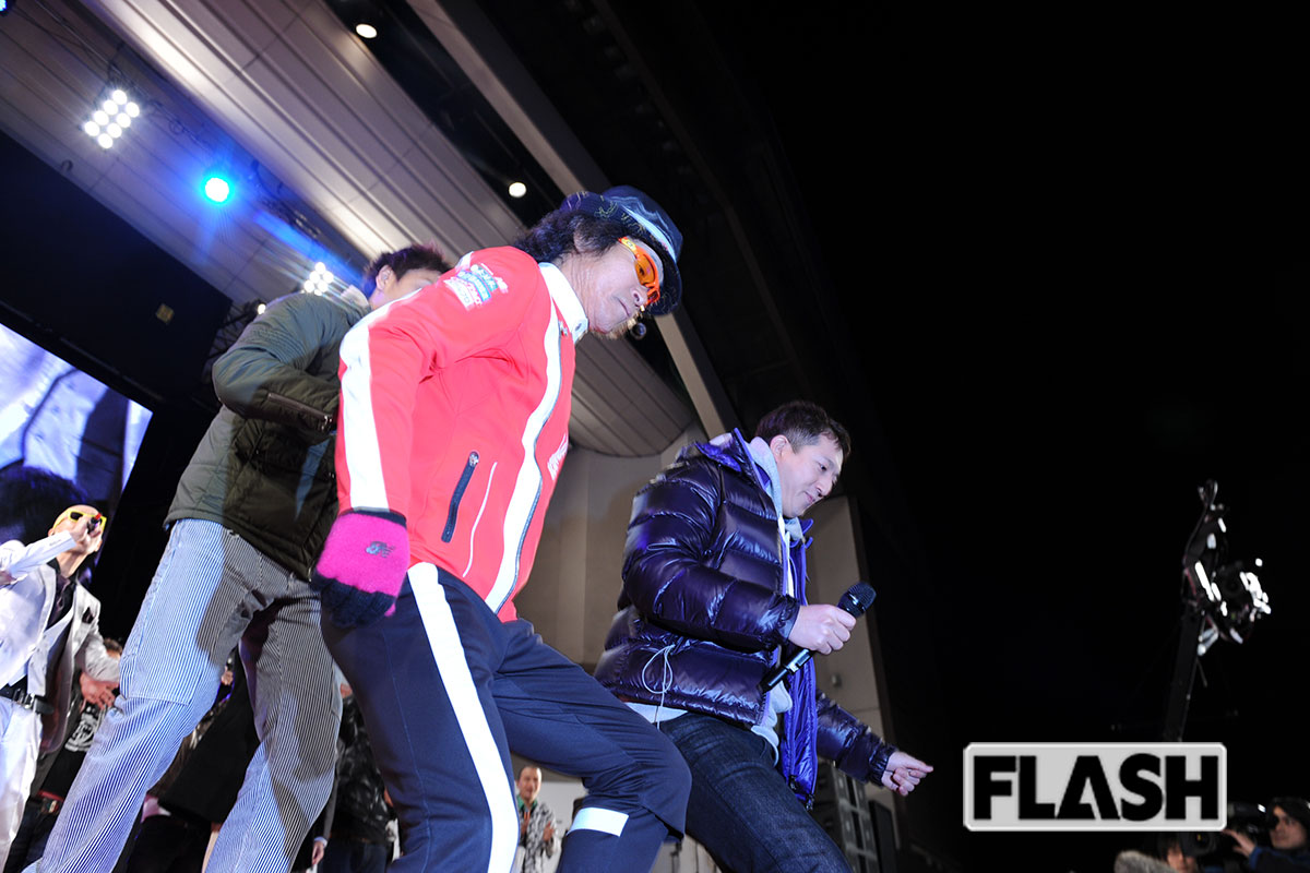 2011年1月、アースマラソンのゴール会場・大阪城音楽堂にて。3000人以上のファンによる『RUN寛平RUN』の大合唱に見送られ、出発地のなんばグランド花月へ向かう間寛平（写真・伊ヶ崎光雄）