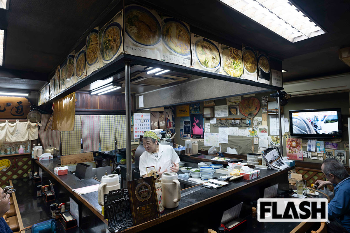 清志郎さんも座ったコの字カウンターが目を引く「四国屋」店内（写真・木村哲夫）