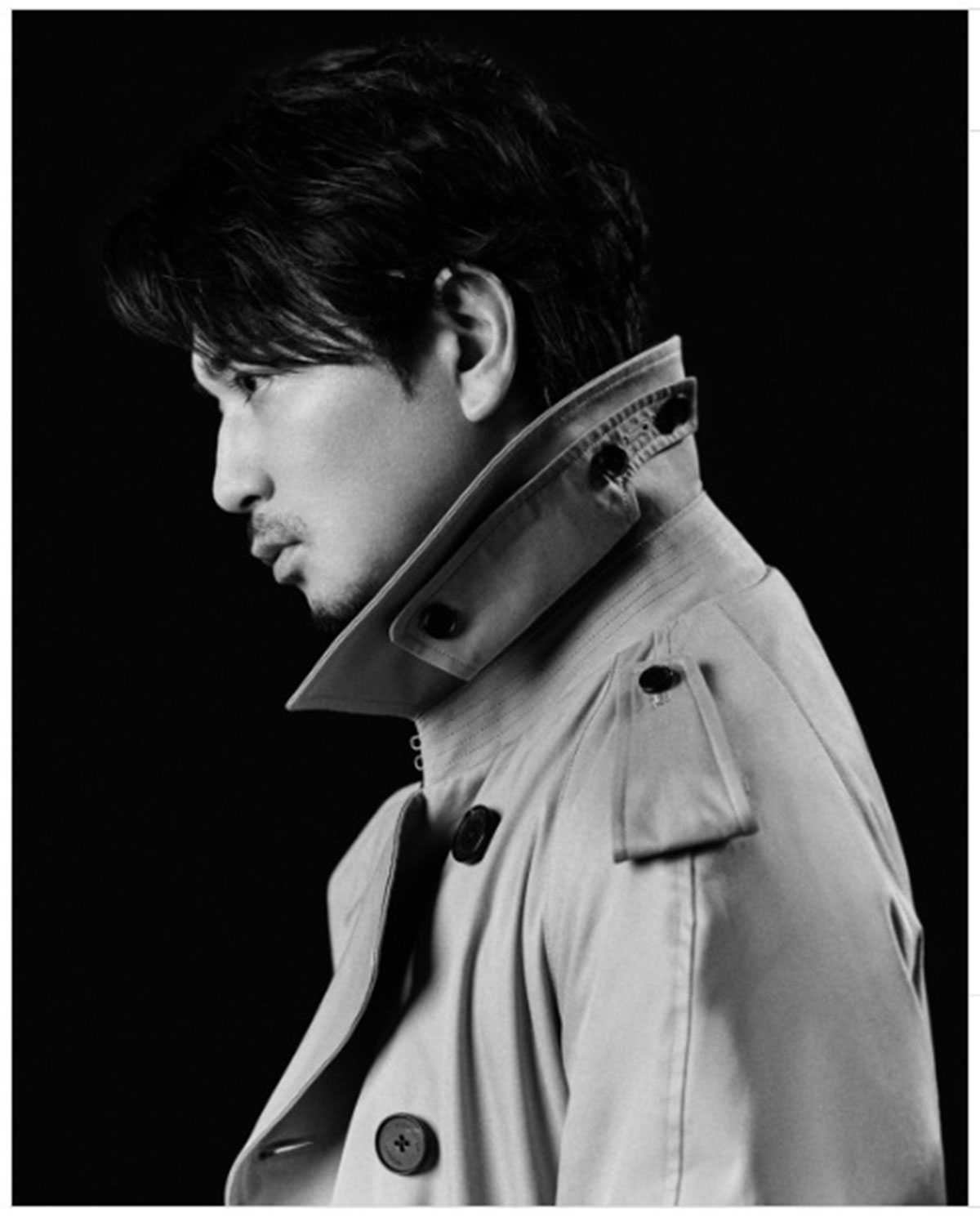 アクアスキュータムの公式Instagramが公開した松本潤のビジュアル。ヒゲをたくわえたワイルドな雰囲気となっている（写真・公式Isntagramより）