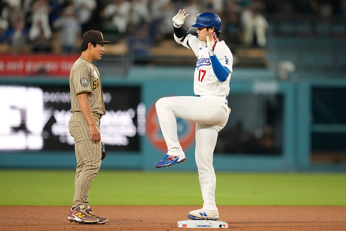 9月25日の対パドレス戦で2塁打を放ち、ジェスチャーを見せる大谷翔平（写真・AP/アフロ）