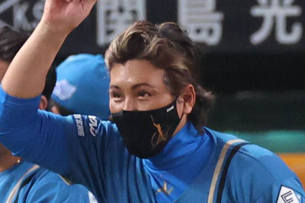 日ハム・新庄剛志監督、相手ファンにも見せた「脱帽一礼」に称賛の嵐“ド派手…