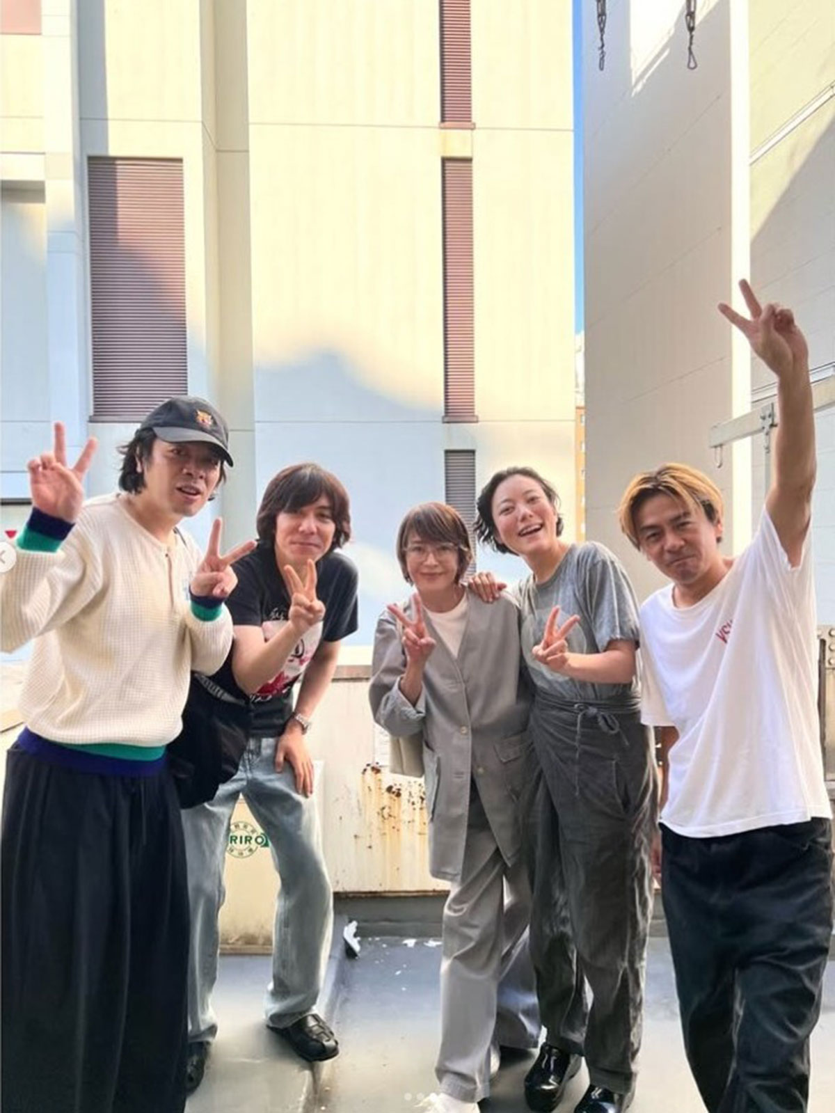 宮沢りえ（中央）の茶髪ハイライトが入った激変姿。夫・森田剛（右端）と並ぶ形になっている（画像・峯田和伸のInstagram「@mine.minet」より）