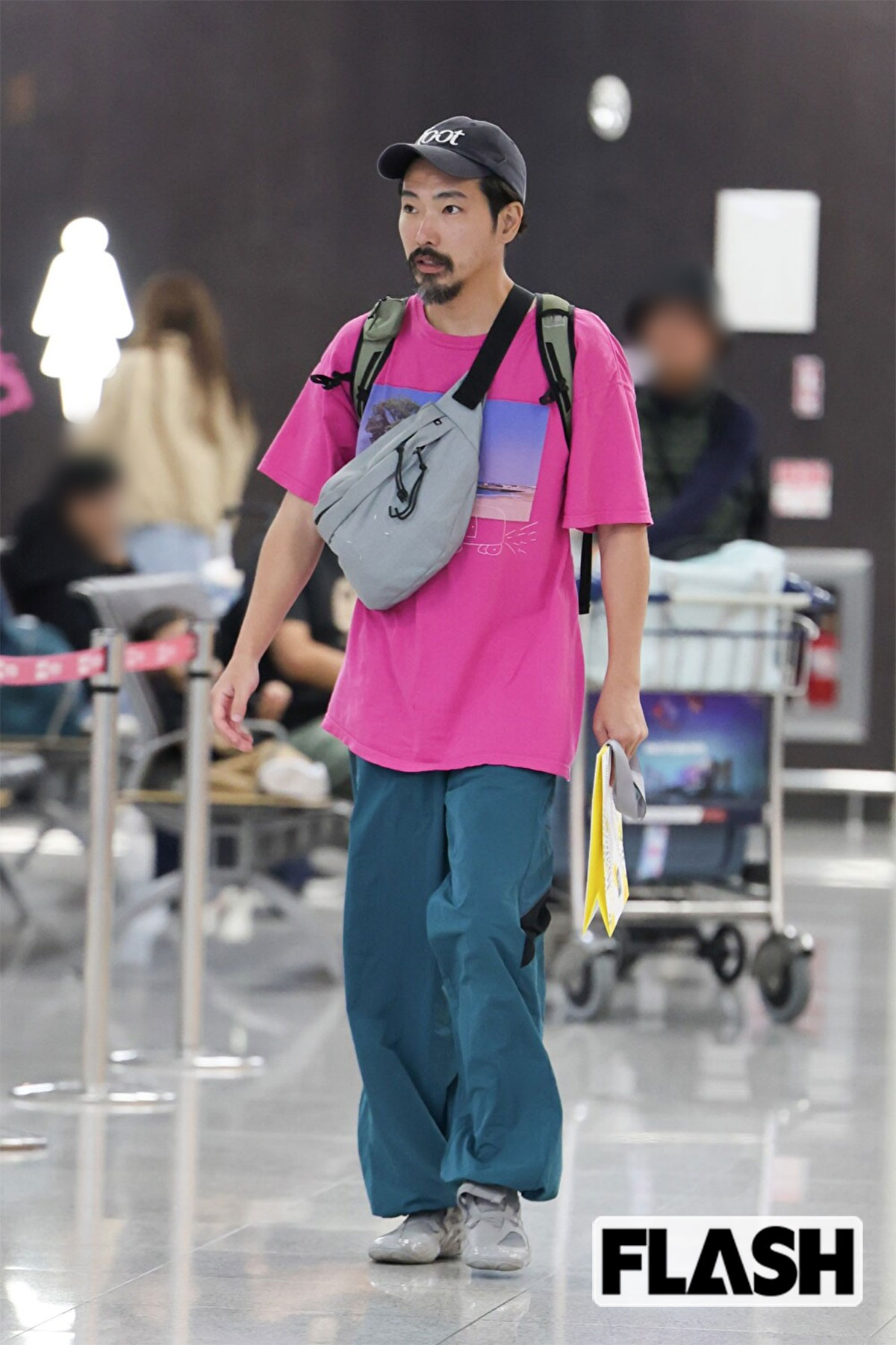 独特のヒゲを蓄えたスタイルで登場した柄本佑