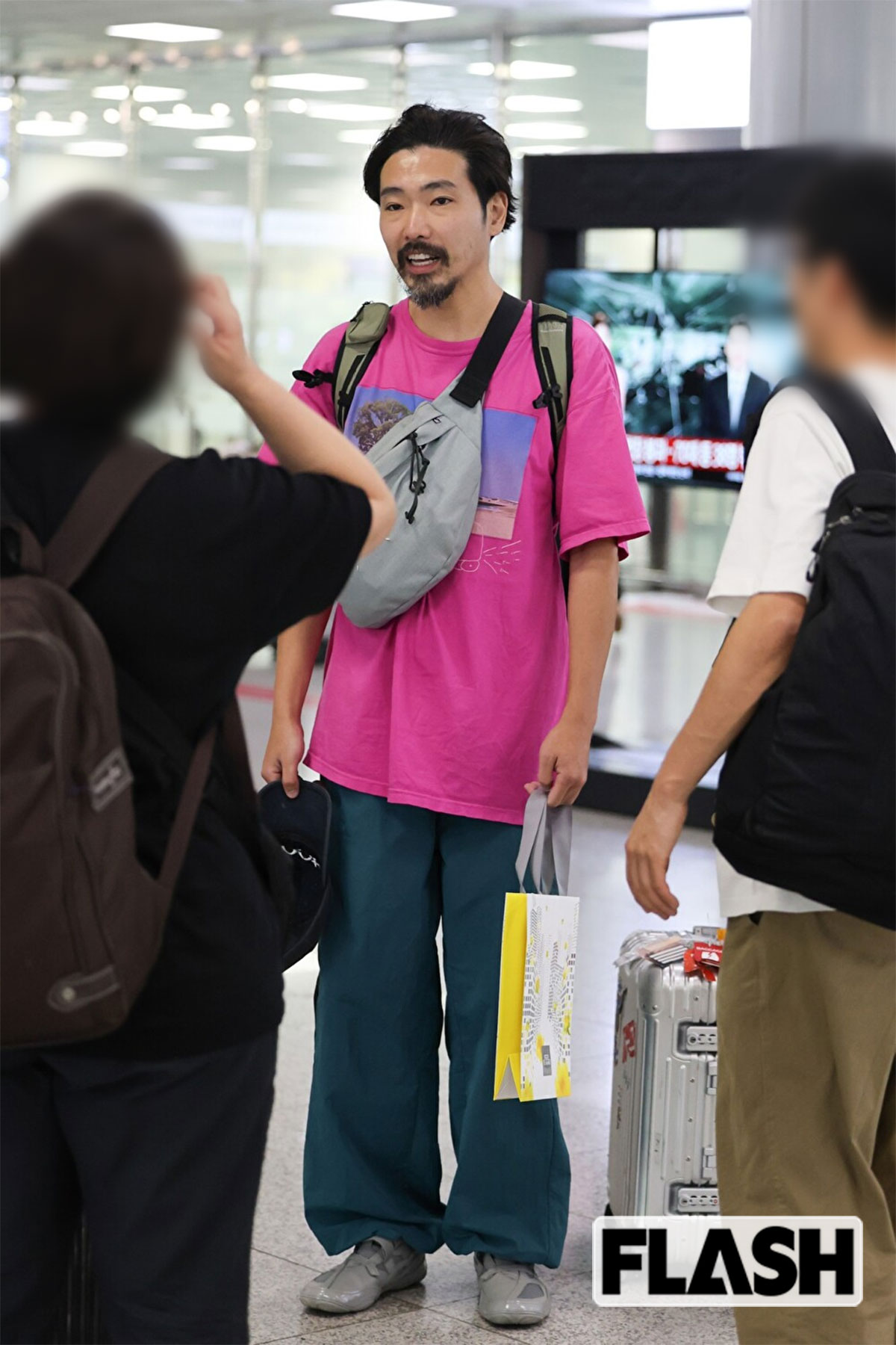 帽子を取って出迎えたスタッフにあいさつする柄本佑。片手にはギフトと思しき袋が