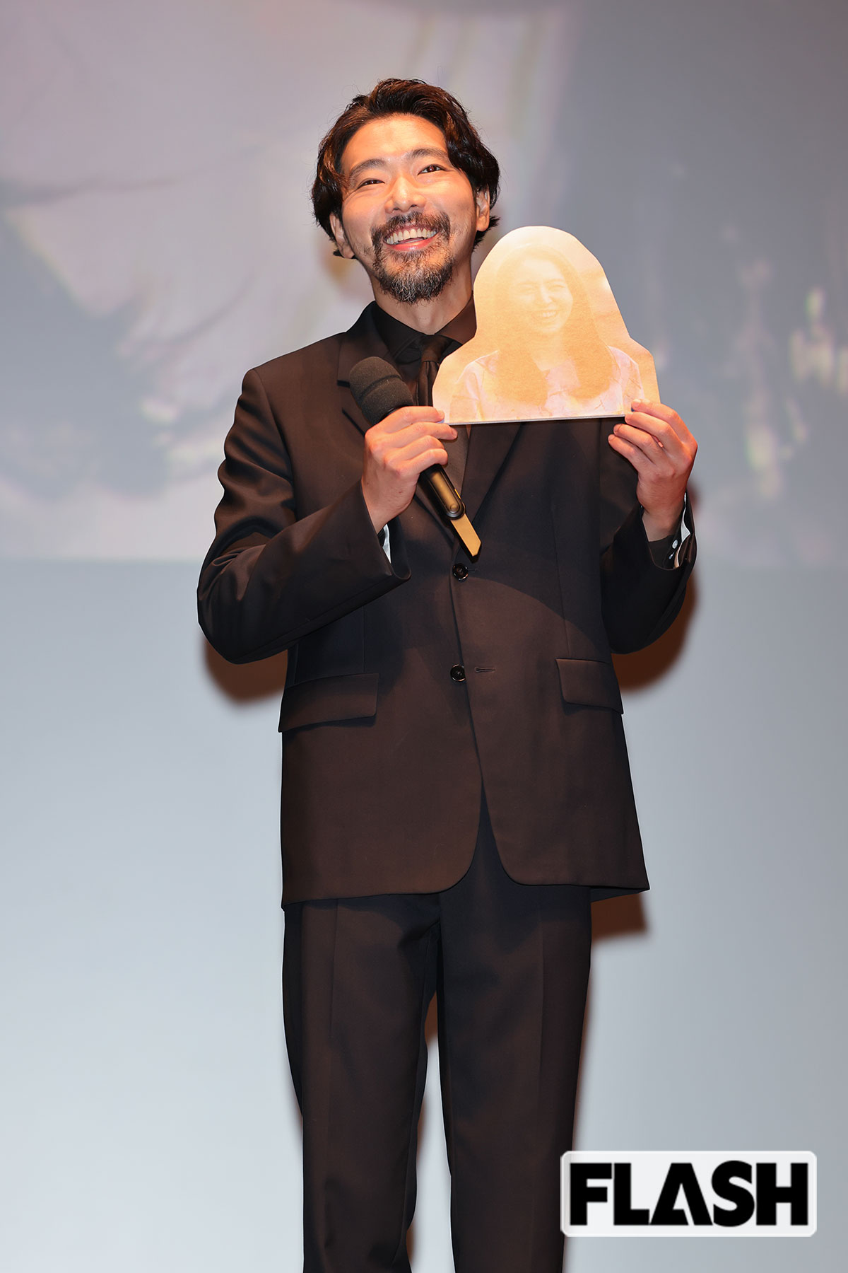 長澤まさみがプリントされたパネルをもって満面の笑みを浮かべる柄本佑