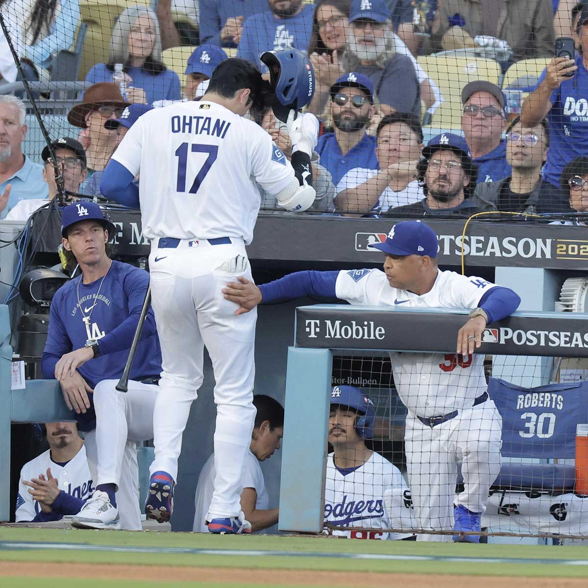 10月14日（日本時間15日）におこなわれたナ・リーグ優勝決定シリーズ（NLCS）第3戦で凡退した大谷翔平の臀部をタッチするロサンゼルス・ドジャースのデーブ・ロバーツ監督（写真・アフロ）
