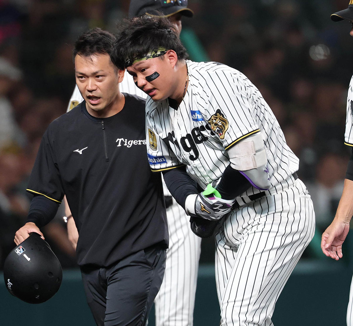 10月15日の試合で途中交代となった森下翔太外野手。以前から万全な状態でないことが藤川球児監督の口から明かされた（写真・共同通信）