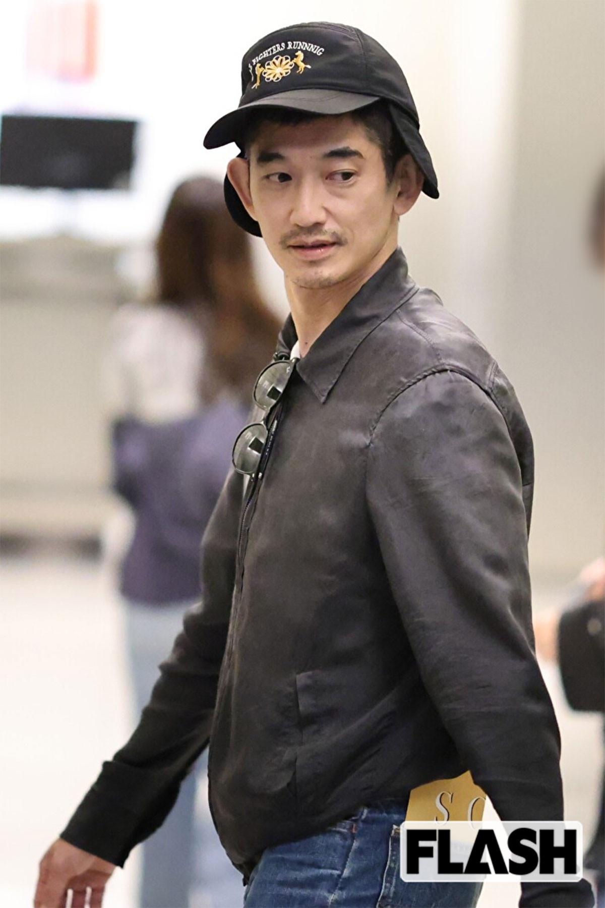 ラフなデニムスタイルで歩く永山瑛太