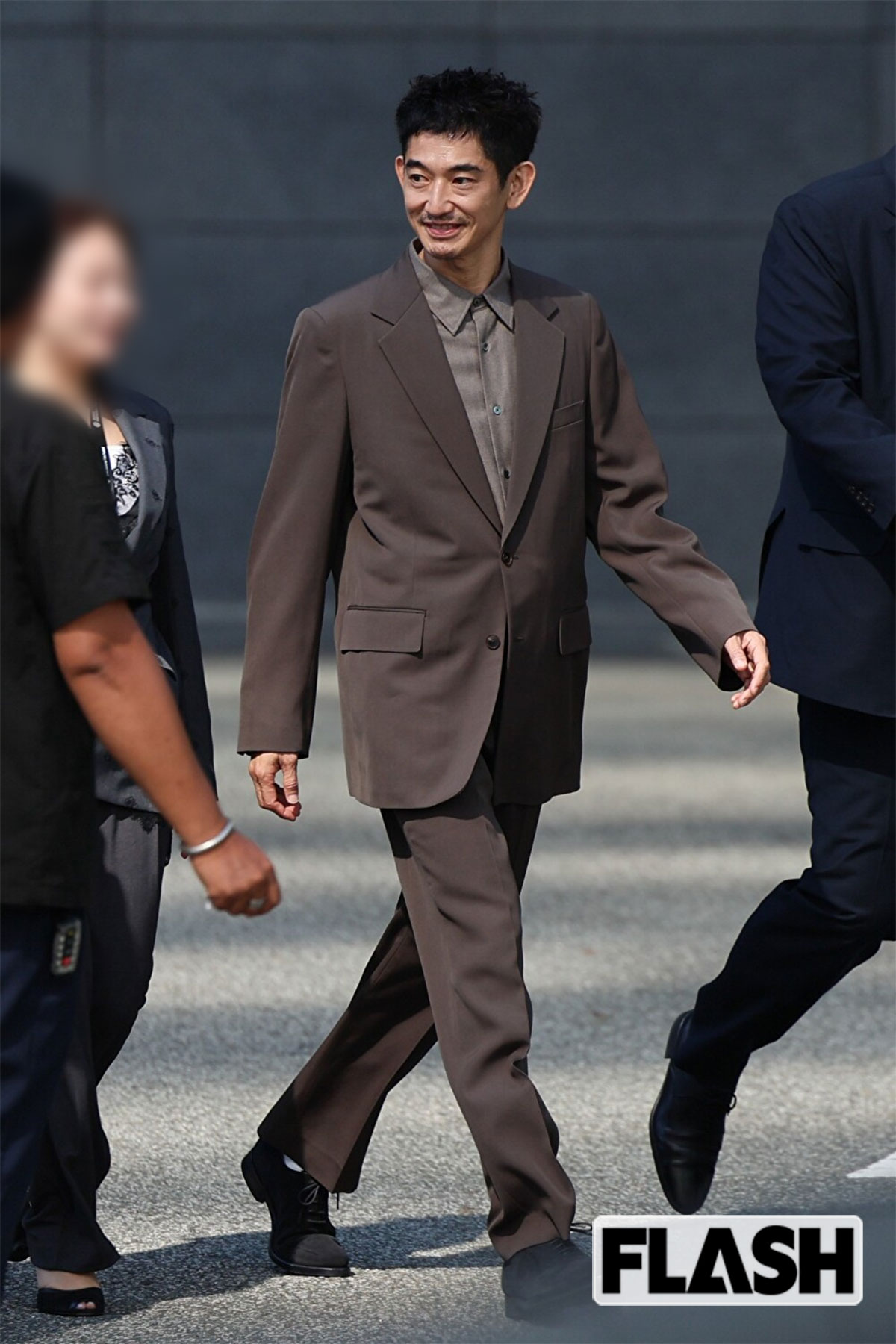 スーツ姿の永山瑛太