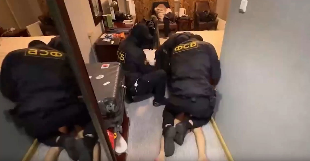 FSBの職員らは、目出し帽をかぶり、ホテルに突入。男性記者を拘束したうえで、パソコンやスマホなどを押収する様子を映像で公開した（画像・ロシアの政府系新聞「ロシア新聞」が公開した動画より）