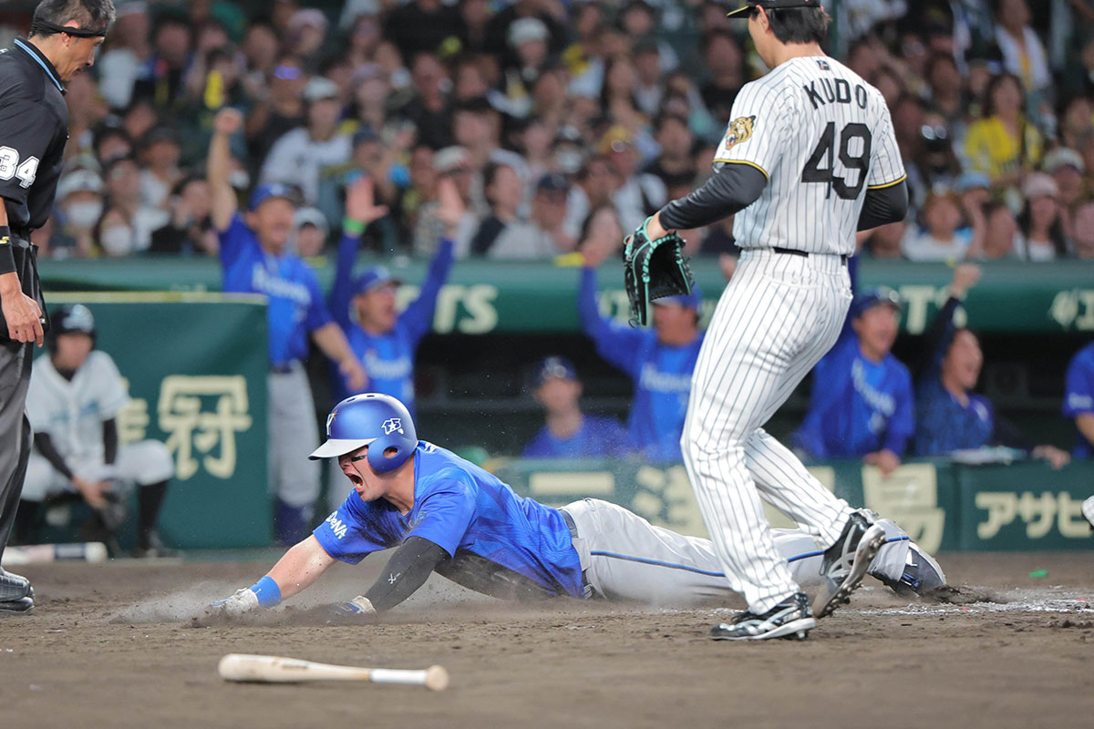 クライマックスシリーズのファイナルステージ第4戦で本塁にヘッドスライディングで生還するDeNAの牧秀悟（写真・共同通信）
