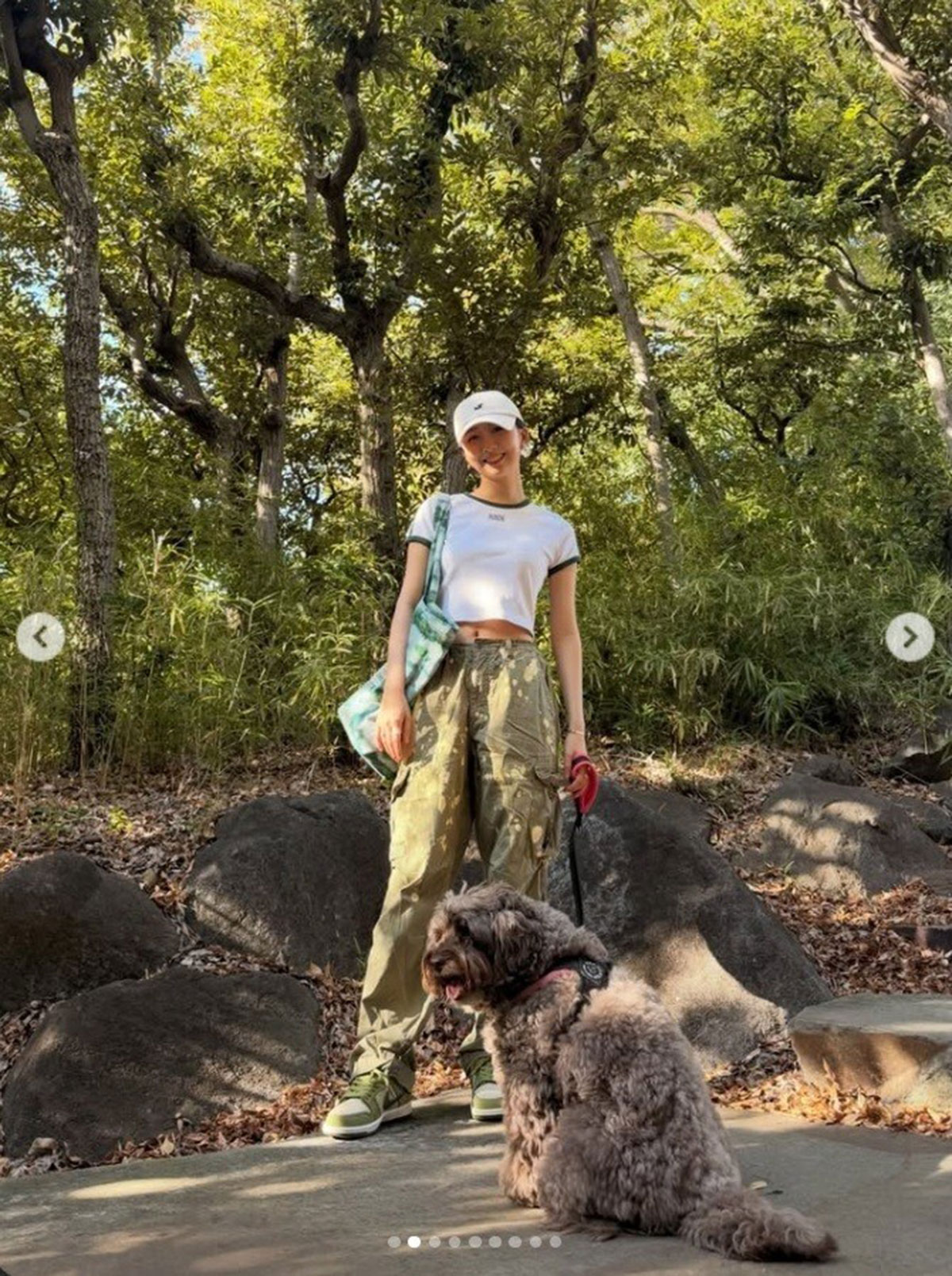 2026年10月18日、《Walk with Amour》とつづり、愛犬と散歩する写真をアップしたフルート奏者のCocomi(画像・『@cocomi_553_official』のInstagramより)