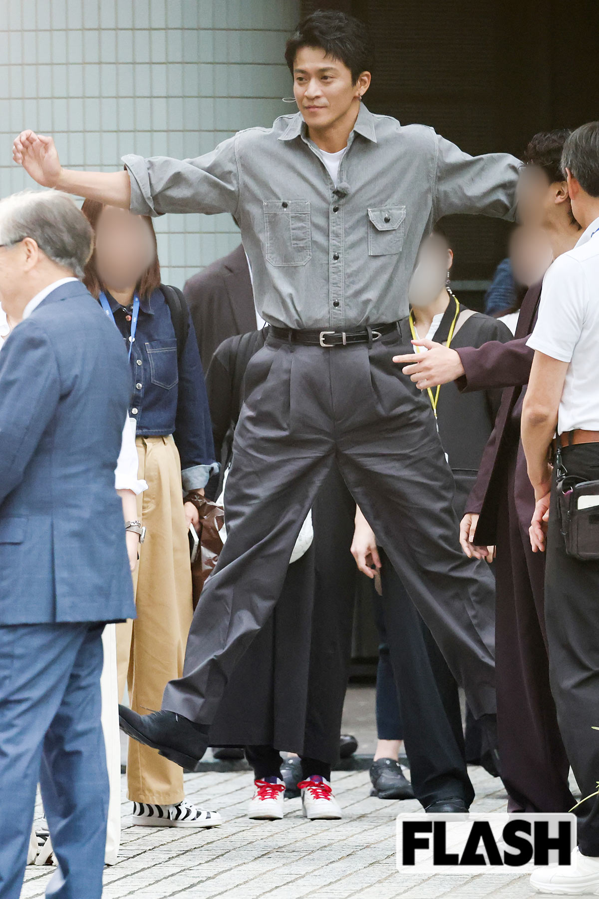 華麗なジャンプを披露する小栗旬