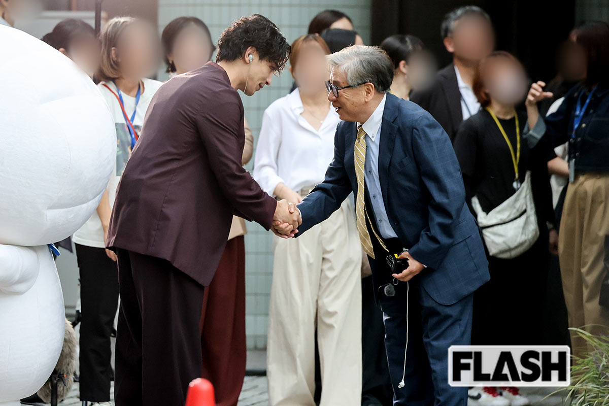森田正光と握手をする横浜流星
