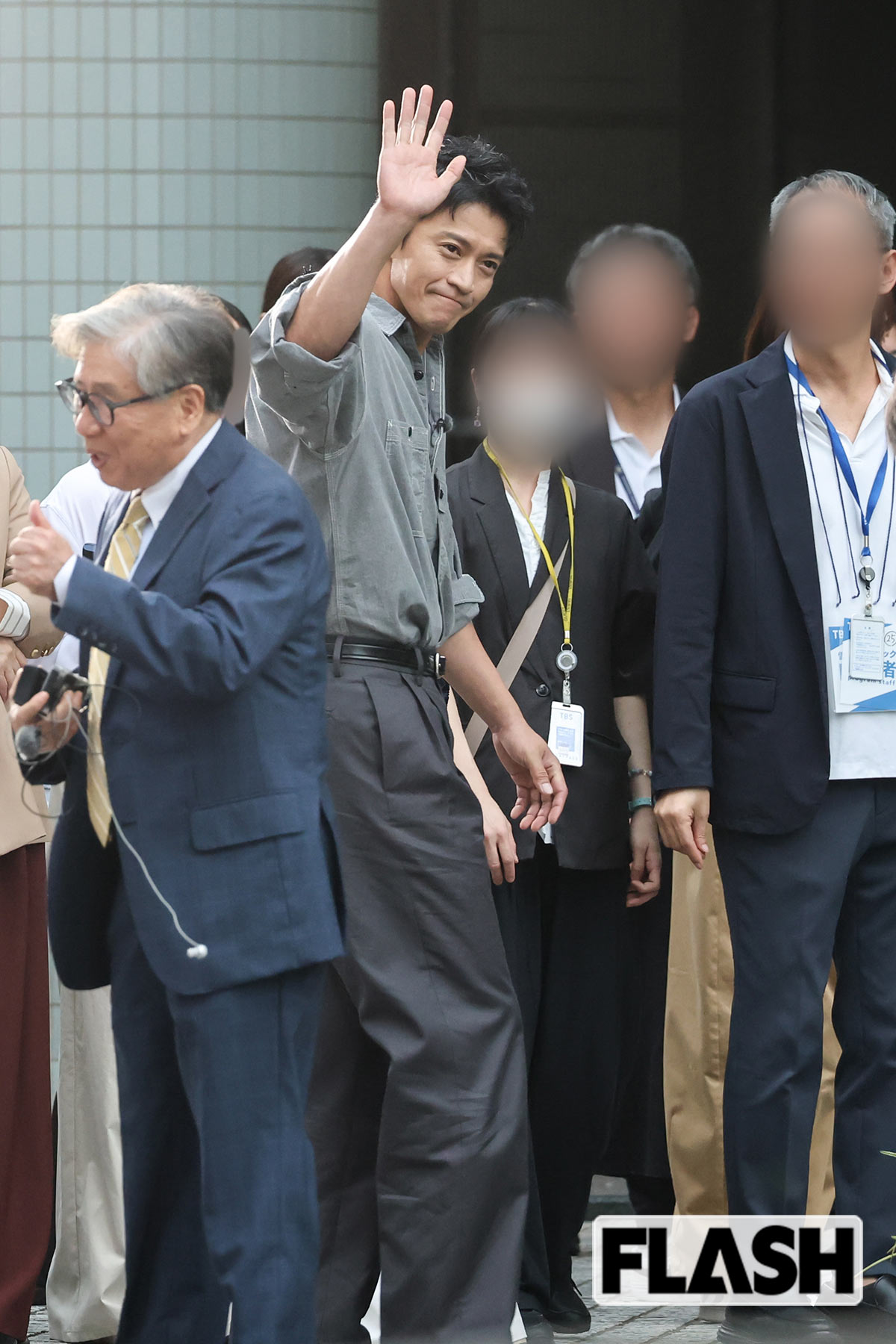 集まったファンに手を振る小栗旬