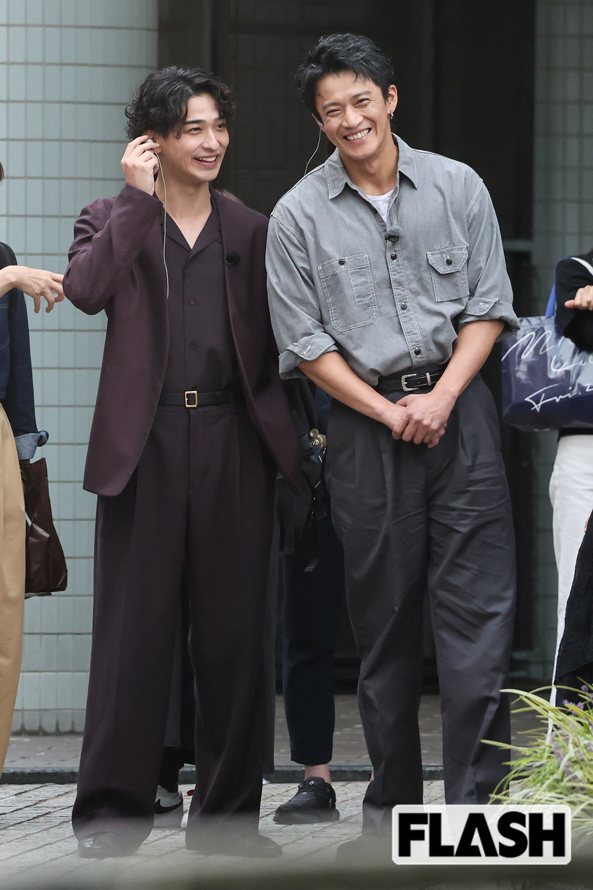 横浜流星＆小栗旬を赤坂でキャッチ！　リハで笑顔の2人に修学旅行生も大はしゃぎ