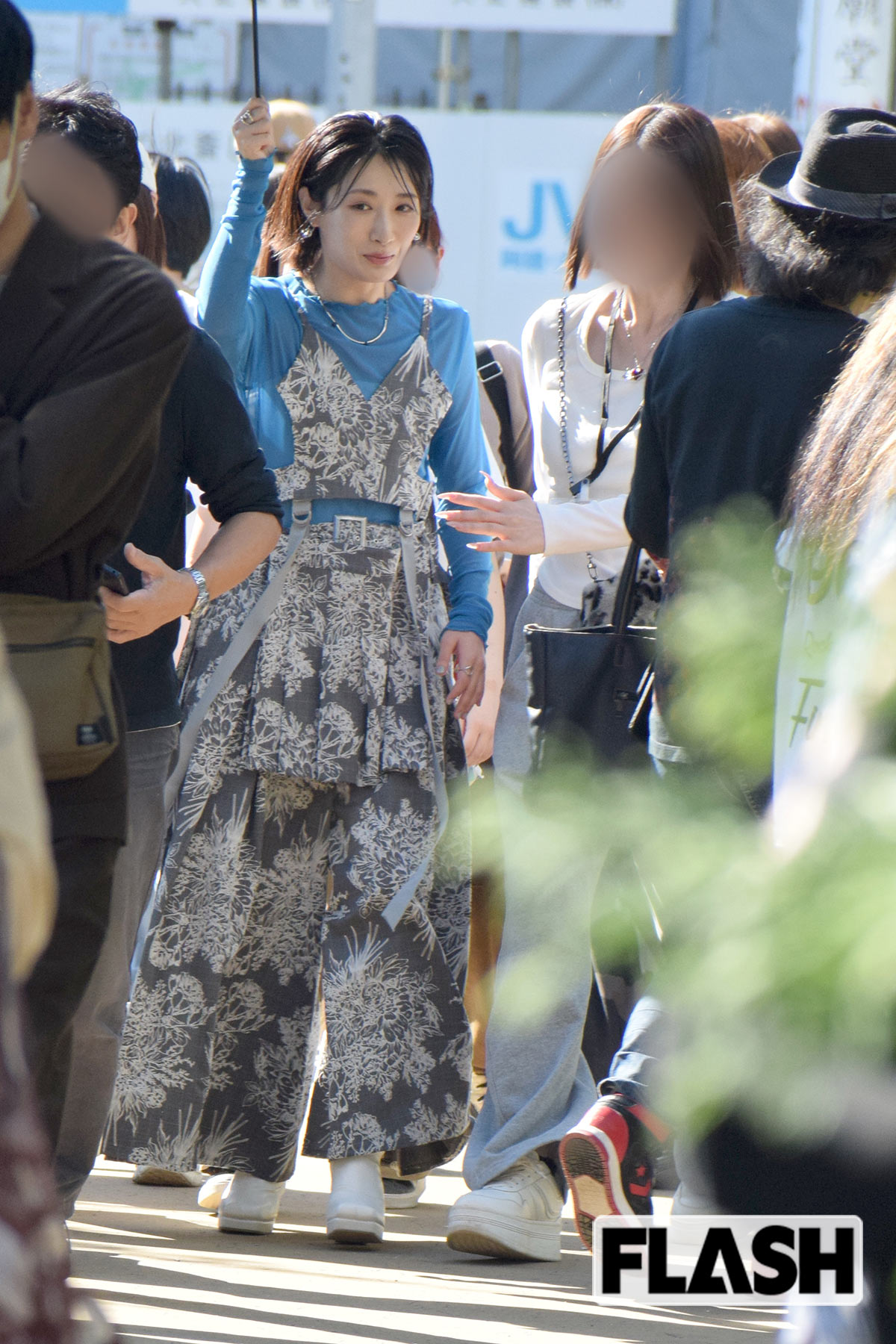 日傘を片手に会場内を移動する武田玲奈