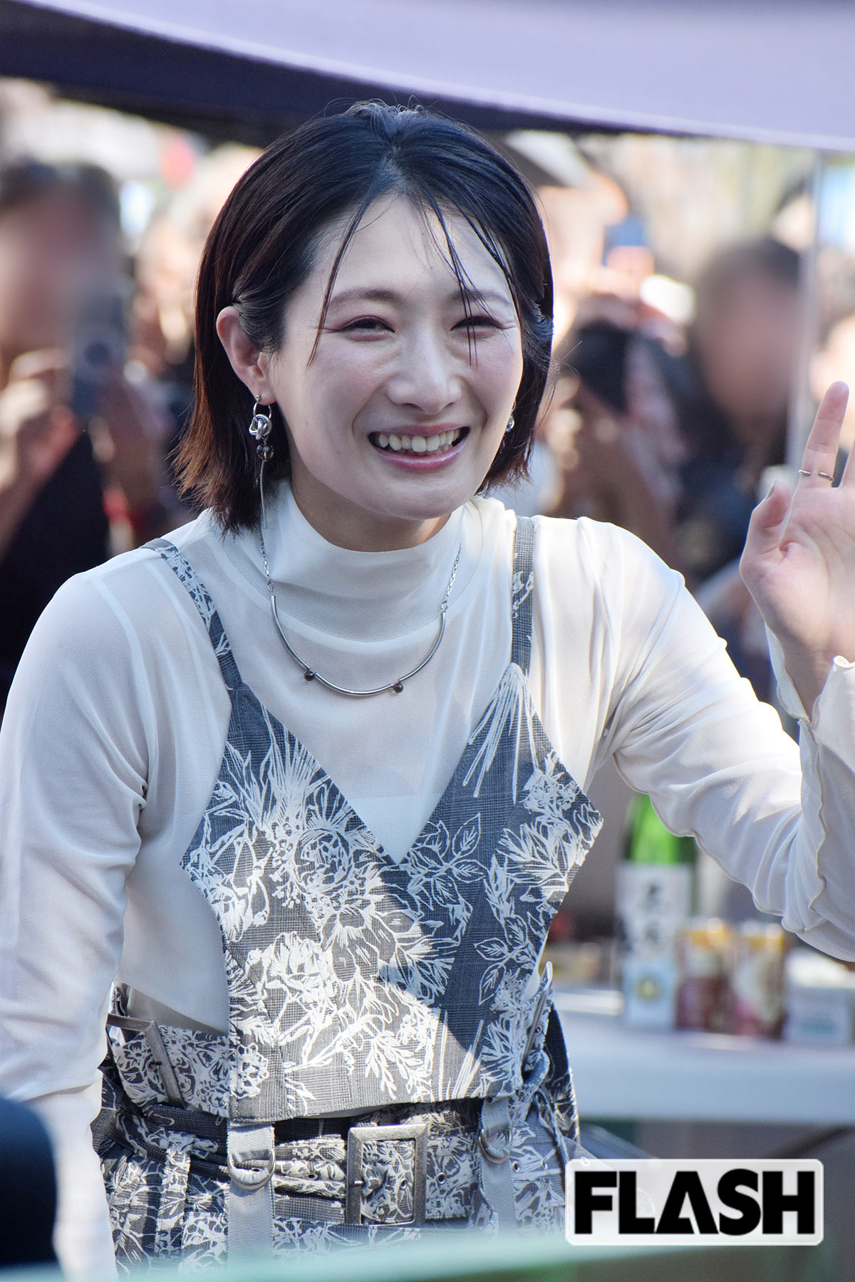 ファンに手をふる武田玲奈