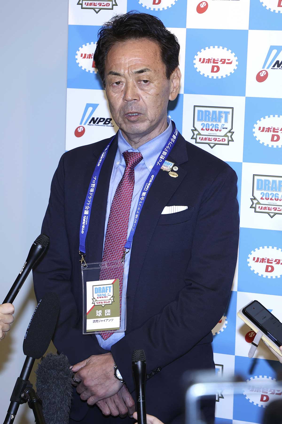 織田翔希を強行指名したことについて記者の質問に答える巨人の水野雄仁編成本部長（写真・共同通信）