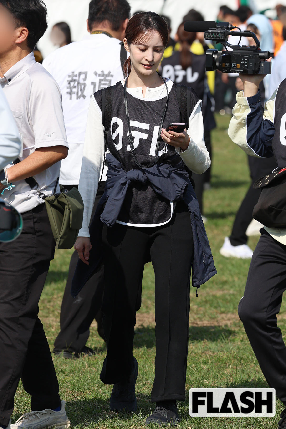 スマホを見つめる後呂有紗アナ