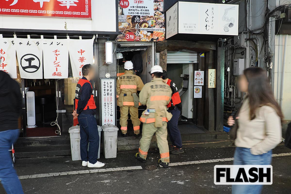 火事現場に入っていく消防隊員。一時、現場は騒然としていた（写真・梅基展央）