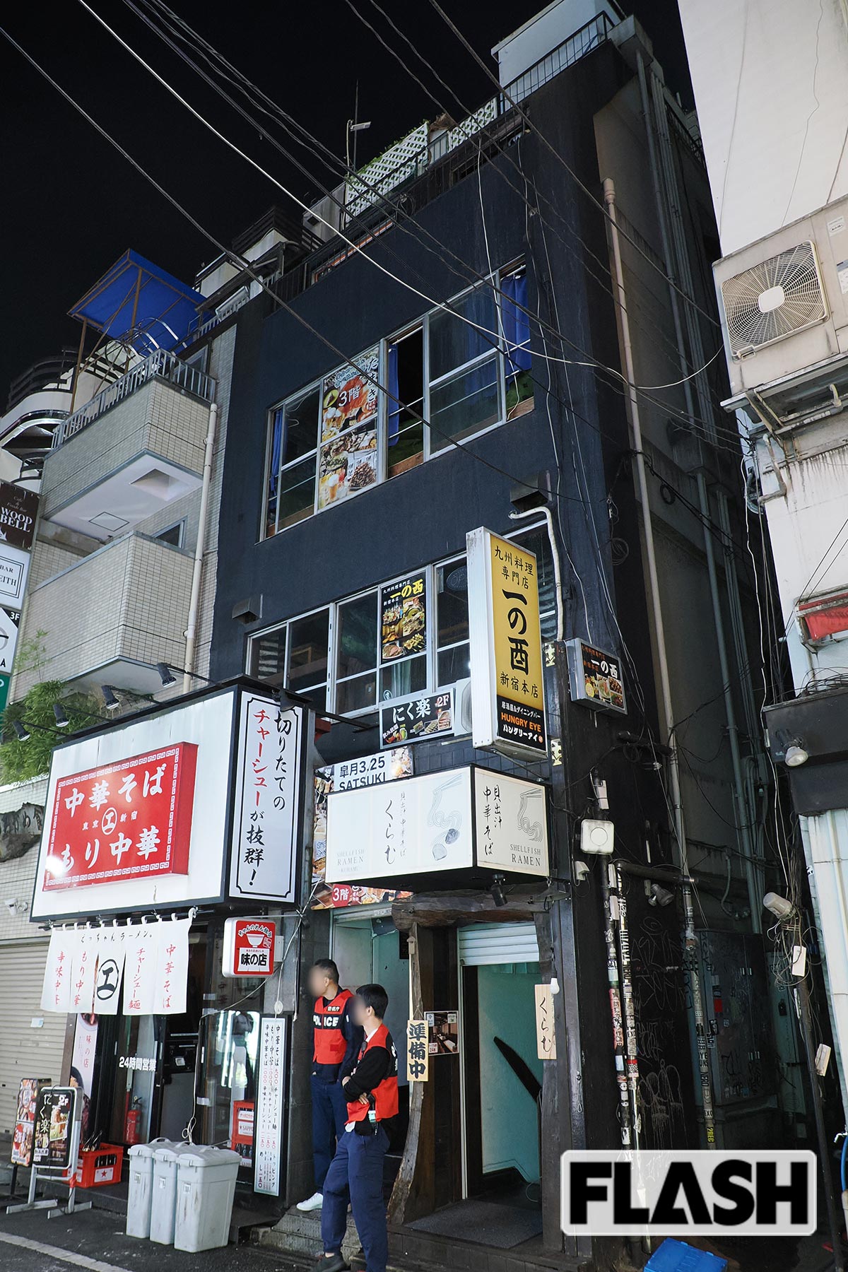 火事現場に入っていく消防隊員。一時、現場は騒然としていた（写真・梅基展央）